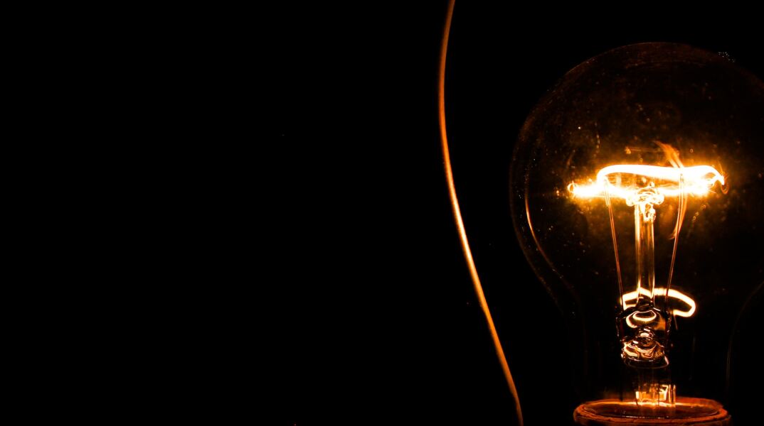 Αναμένη λάμπα στην άκρη της φωτογραφίας