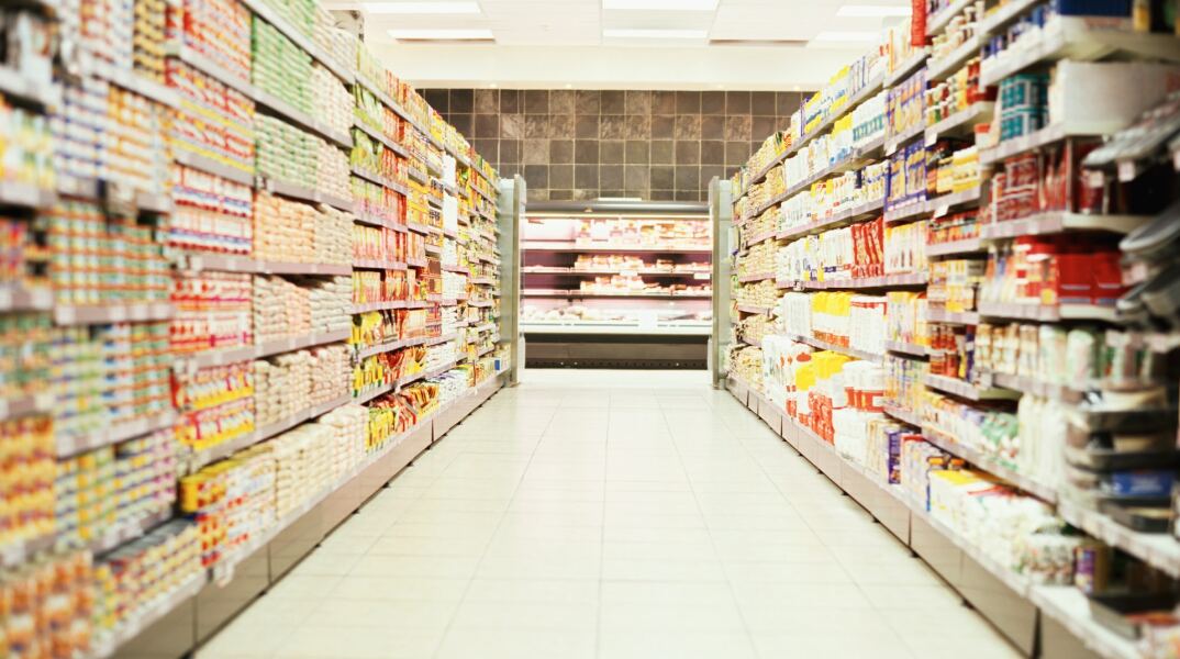 Ράφια με προϊόντα σε σούπερ μάρκετ