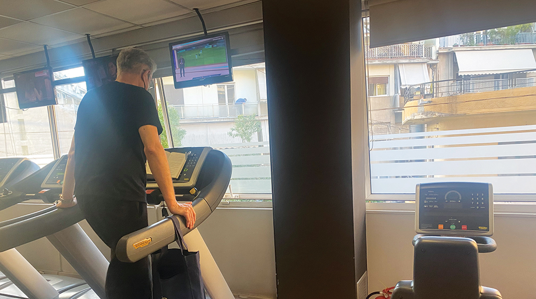 Σε βλέπω να διαβάζεις στο γυμναστήριο