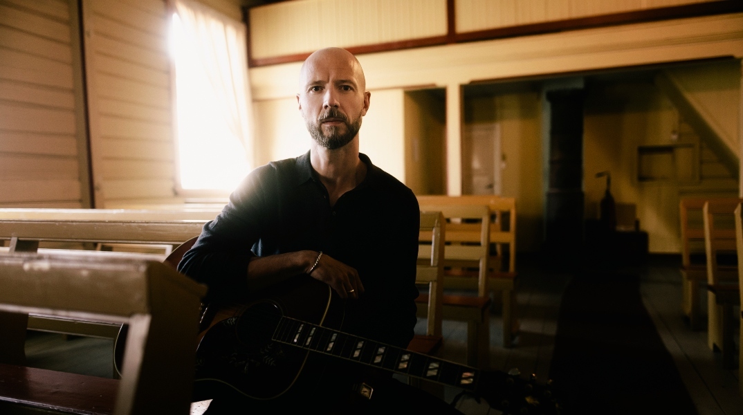 Sivert Hoyem: Συνέντευξη με τον frontman των Madrugada για το νέο του προσωπικό άλμπουμ «On An Island» που κυκλοφορεί στις 26 Ιανουαρίου 2024