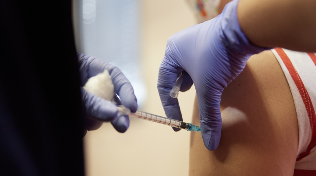 Εμβολιασμός κατά κορωνοϊού, γρίπης και πνευμονιόκοκκου