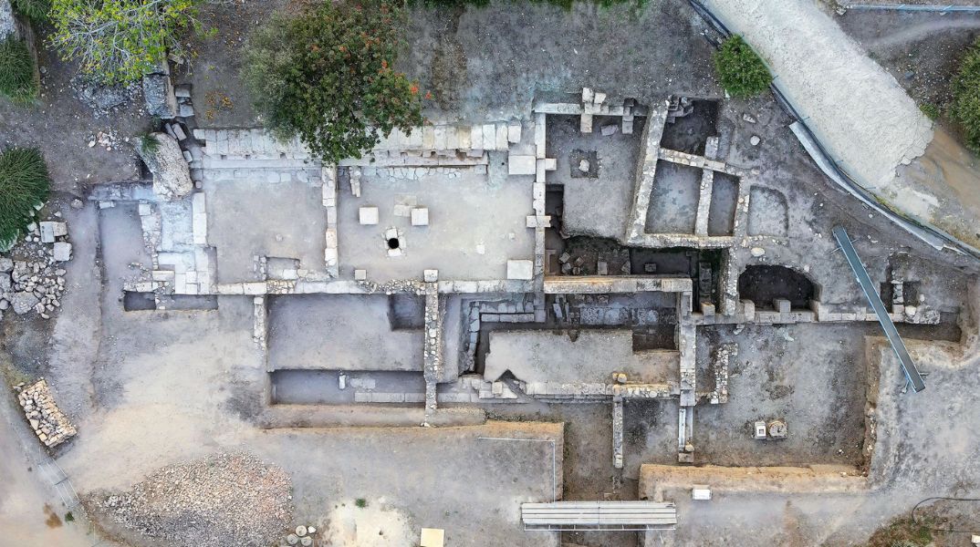 Επίδαυρος: Αποκαλύπτονται σημαντικά κτίρια και οι χρήσεις τους στον περιβάλλοντα χώρο του Ασκληπιείου - Η πορεία των εργασιών και τα ευρήματα.