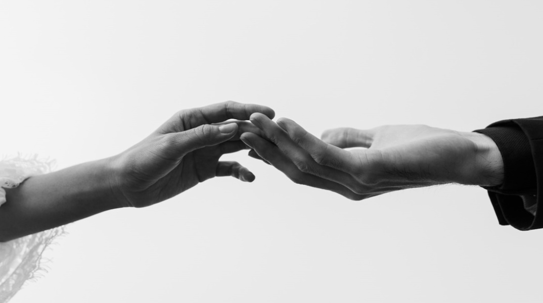 Δύο χέρια γυναίκα και άνδρα που ενώνονται