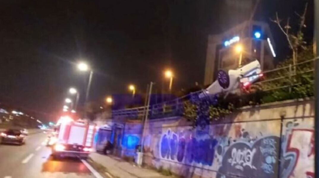 Τροχαίο στην Ηλιούπολη - ΙΧ ανατράπηκε και κρεμόταν από τις προστατευτικές μπάρες