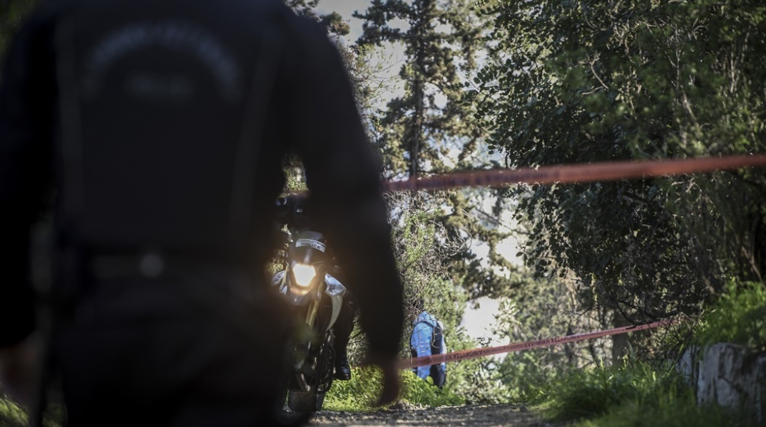 Αστυνομικοί έχουν αποκλείσει περιοχή με κορδέλα