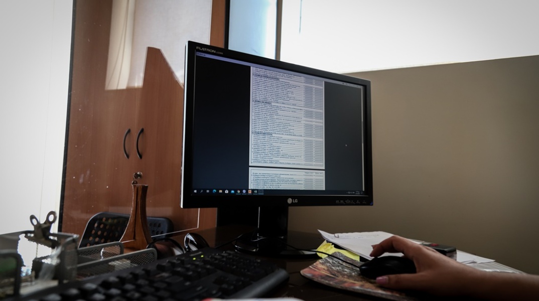 Λογίστρια με ανοιχτό το πρόγραμμα για τη ΄σύνταξη των φορολογικών δηλώσεων στον υπολογιστή της