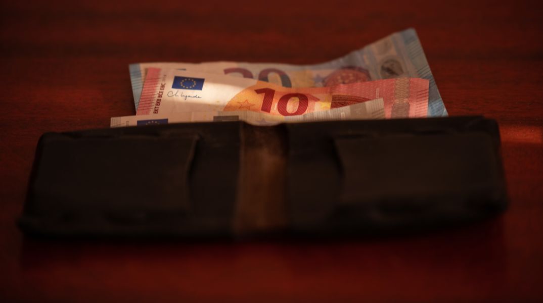 Θεσσαλονίκη: Υπάλληλος καθαριότητας του δήμου Καλαμαριάς βρήκε πορτοφόλι με 490 ευρώ - Το παρέδωσε άμεσα στο κοντινό αστυνομικό τμήμα.