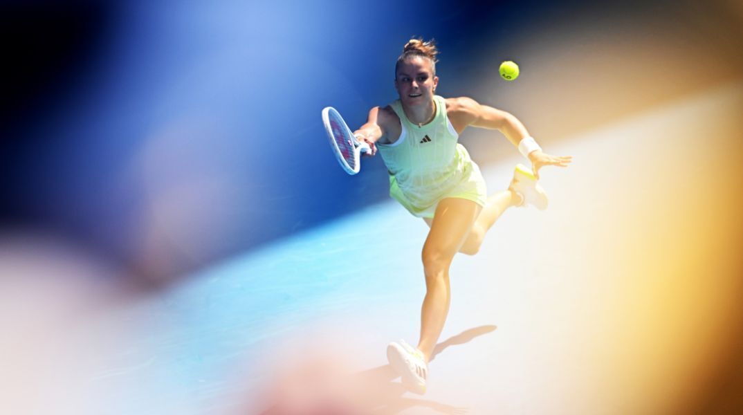 Μαρία Σάκκαρη: Με το δεξί ξεκίνησε τις υποχρεώσεις της στο Australian Open η Ελληνίδα πρωταθλήτρια του τένις - Νίκησε τη Νάο Χιμπίνο με 2-0 σετ - Τα highlights.