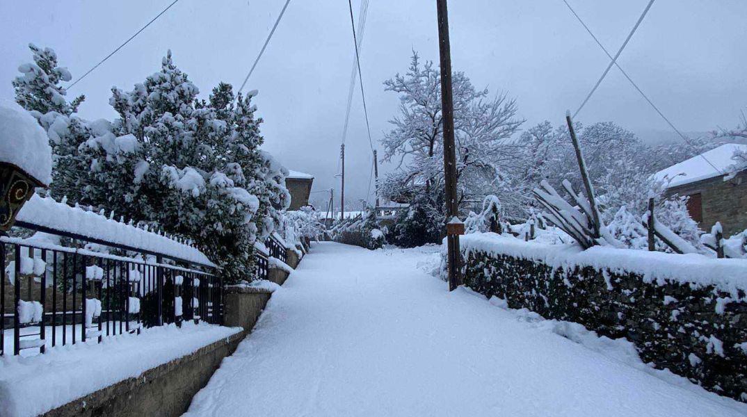 Ανατολικό Ζαγόρι: Η δύσκολη καθημερινότητα ενός 14χρονου μαθητή στο πετρόχτιστο χωριό Φλαμπουράρι, στα 1000 μέτρα υψόμετρο - Πώς πηγαίνει σχολείο.