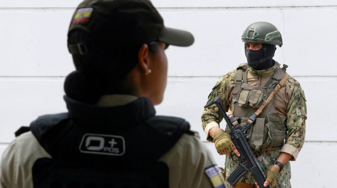 Ισημερινός: Απελευθέρωση 178 σωφρονιστικών υπαλλήλων – Κρατούνταν όμηροι σε φυλακές - Αλυσιδωτές εξεγέρσεις κρατουμένων μετά την απόδραση αρχηγού συμμορίας.