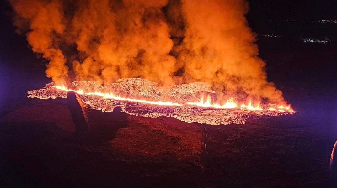 Ισλανδία: Έκρηξη ηφαιστείου στο νοτιοδυτικό τμήμα της χώρας – Για πέμπτη φορά κύλησε λάβα στη χερσόνησο Ρεϊκιάνες από το 2021.
