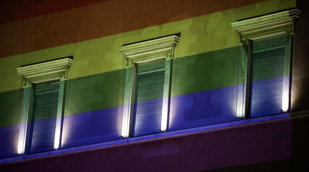 Η συζήτηση και οι αντιδράσεις των κομμάτων για το νομοσχέδιο για τον γάμο και τα δικαιώματα των ομόφυλων ζευγαριών