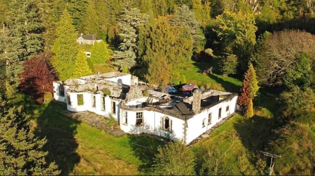 Boleskine House: Η ιστορία του αινιγματικού κάστρου στις όχθες της λίμνης Λοχ Νες