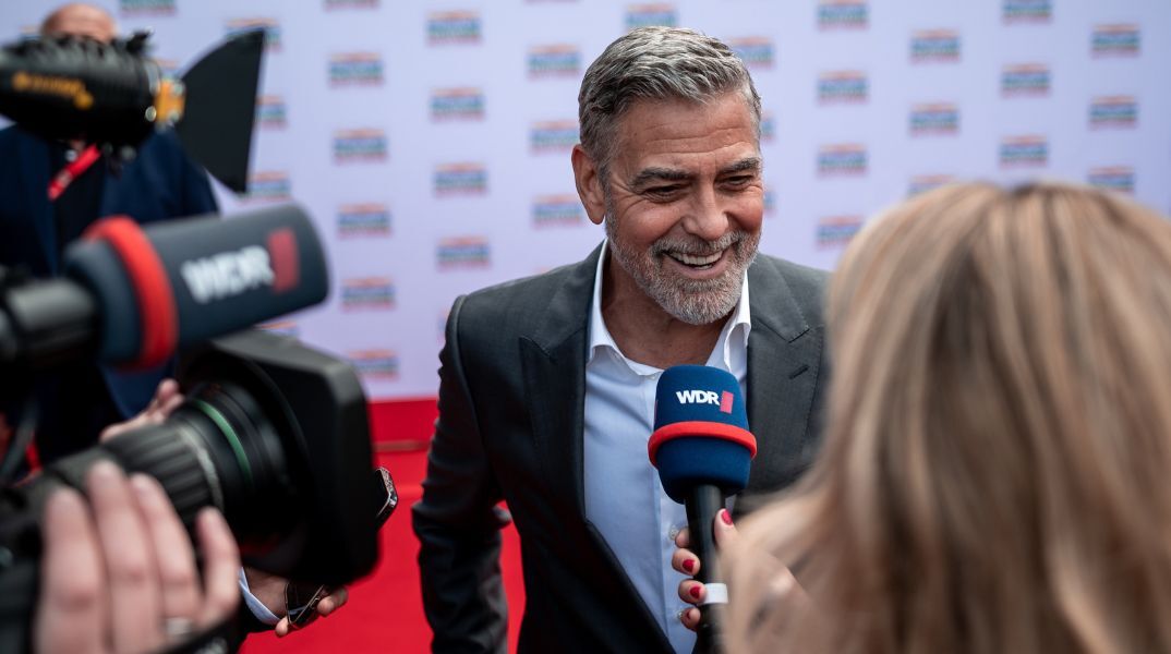 Ο βραβευμένος με Όσκαρ ηθοποιός μίλησε για τη στροφή στη σκηνοθεσία και τη νέα του ταινία, «The Boys in the Boat» - Τι είπε για τον Μπραντ Πιτ.