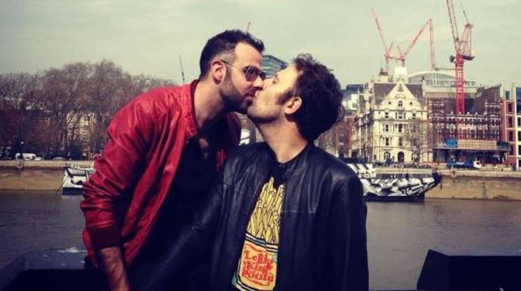 To Facebook κατέβασε φωτογραφία του Αύγουστου Κορτώ να φιλάει τον σύζυγό του