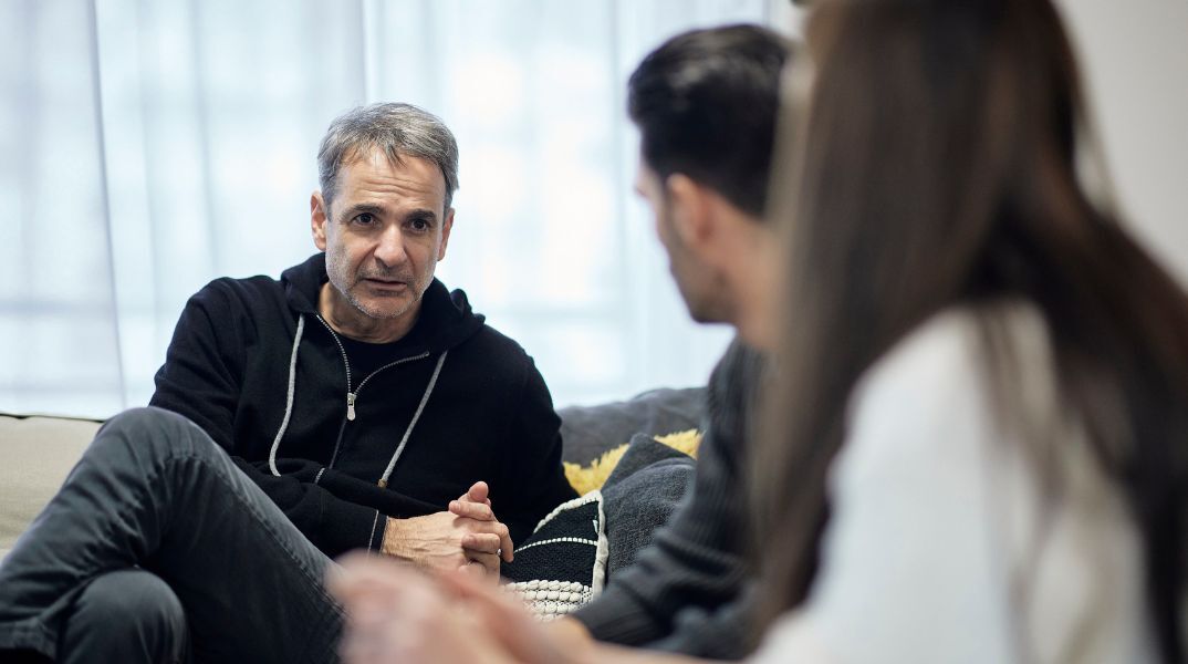 Κυριάκος Μητσοτάκης: Συνάντηση του πρωθυπουργού με ζευγάρι ωφελούμενων του προγράμματος «Σπίτι μου» - Προτεραιότητα της κυβέρνησης η στεγαστική πολιτική. 