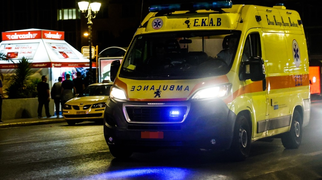 Ασθενοφόρο βραδινή ώρα σε δρόμο της Αθήνας