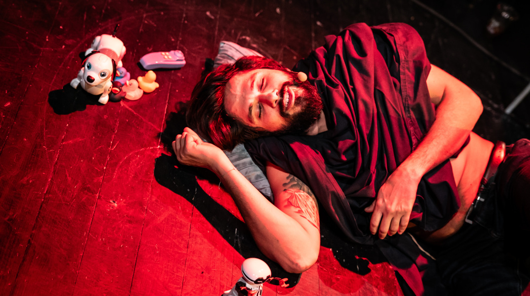 Ο Γιάννης Νιάρρος στο «ΝΥΞ. Λος Ιστορίας Περίεργας»