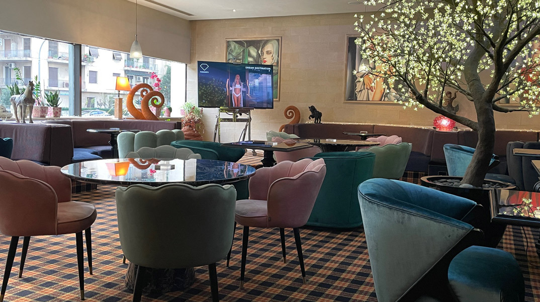 President Hotel: Το καφέ του στο ισόγειο είναι το ωραιότερο 