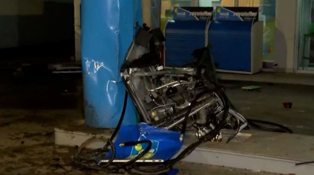 Αυτοκίνητο έπεσε πάνω σε βενζινάδικο στη Βούλα