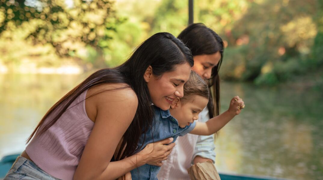Οικογένεια αποτελούμενη από δύο μητέρας και ένα παιδί