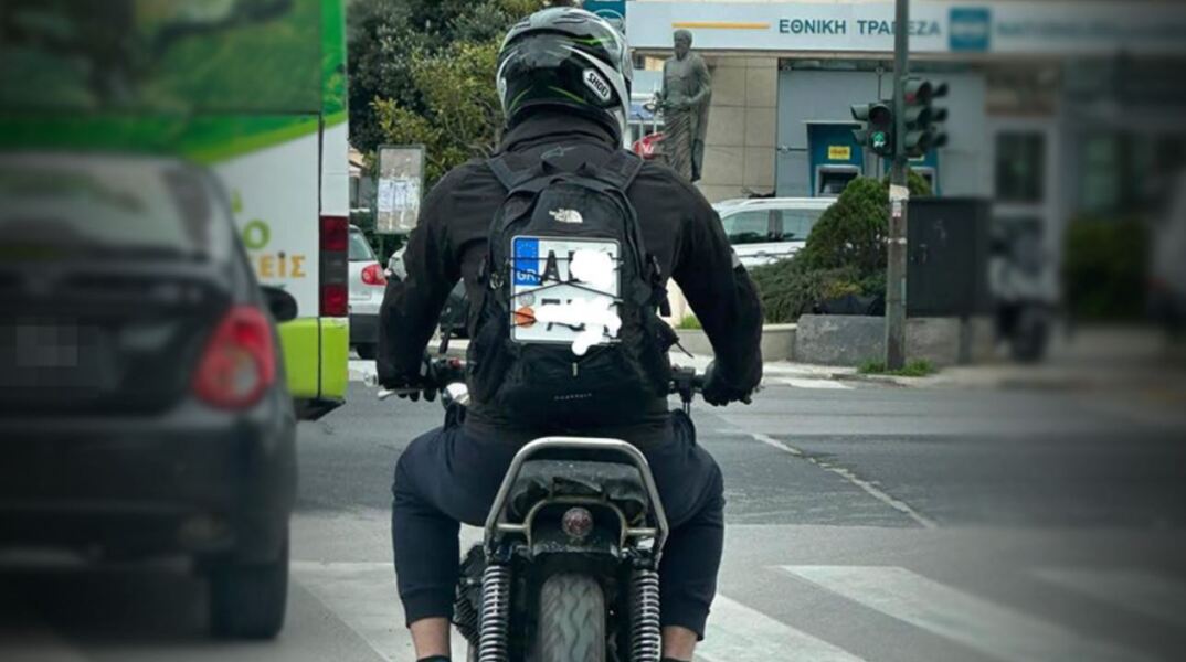 Viral οδηγός μηχανής «φόρεσε» την πινακίδα κυκλοφορίας στην... πλάτη