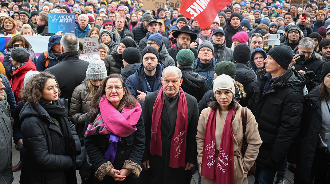 Ο Olaf Scholz και η Annalena Baerbock σε διαδήλωση εναντίον της ακροδεξιάς στο Πότσνταμ © Sebastian Gollnow/picture alliance via Getty Images