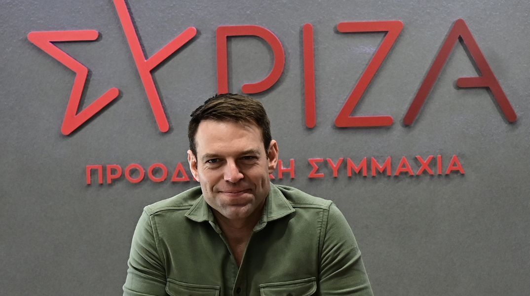 ΣΥΡΙΖΑ: Ο Στέφανος Κασσελάκης επιτίθεται στον Στέλιο Κούλογλου με αφορμή δημοσίευμα του tvxs - Τι συνέβη με τις αφίσες του Αλέξη Τσίπρα στην Κουμουνδούρου.