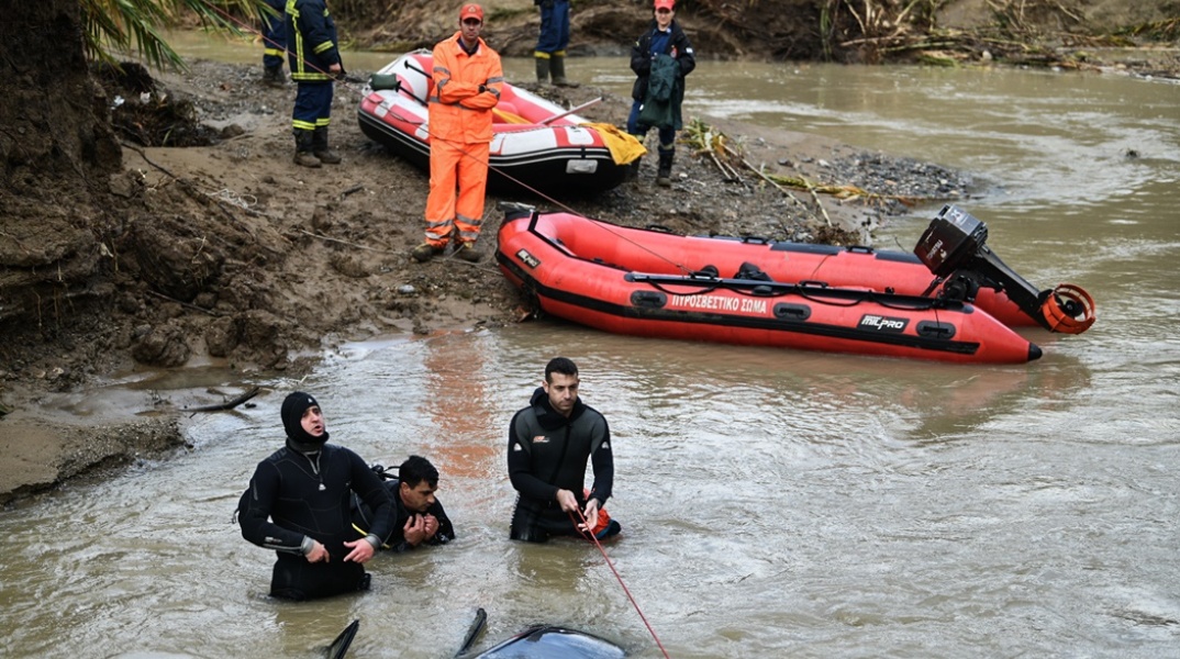 Στιγμιότυπο από τις έρευνες για τον εντοπισμό του 45χρονου Νίκου που παρασύρθηκε από χείμαρρο στο Πλουτοχώρι Ηλείας