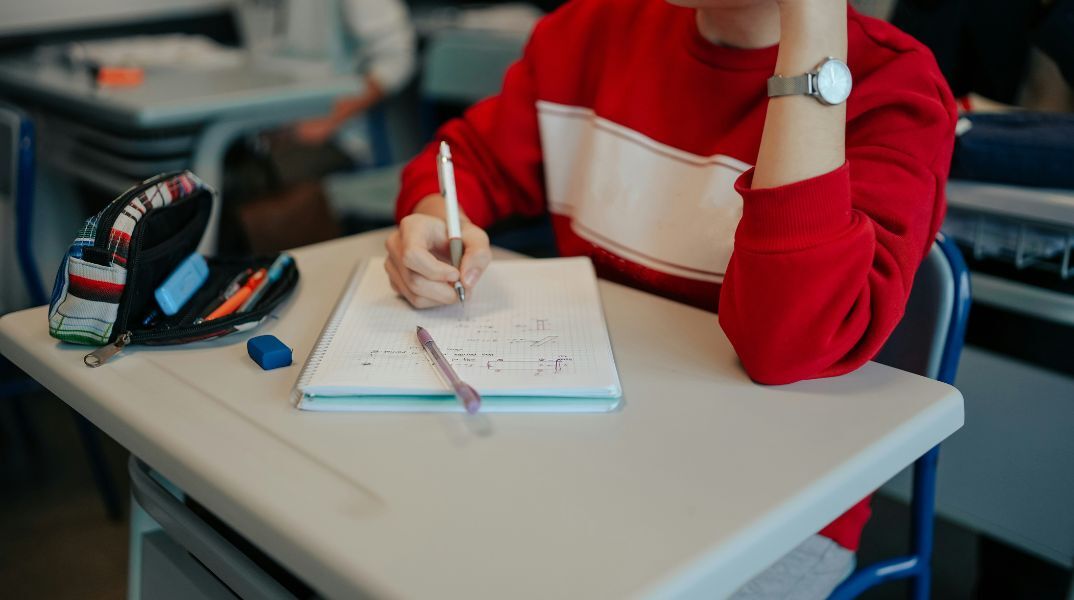 ΗΠΑ: Πρώην βοηθός δασκάλου παραδέχτηκε στο δικαστήριο ότι είχε πολλαπλές σεξουαλικές σχέσεις με έφηβα αγόρια ενώ δούλευε σε σχολείο του Κεντάκι.