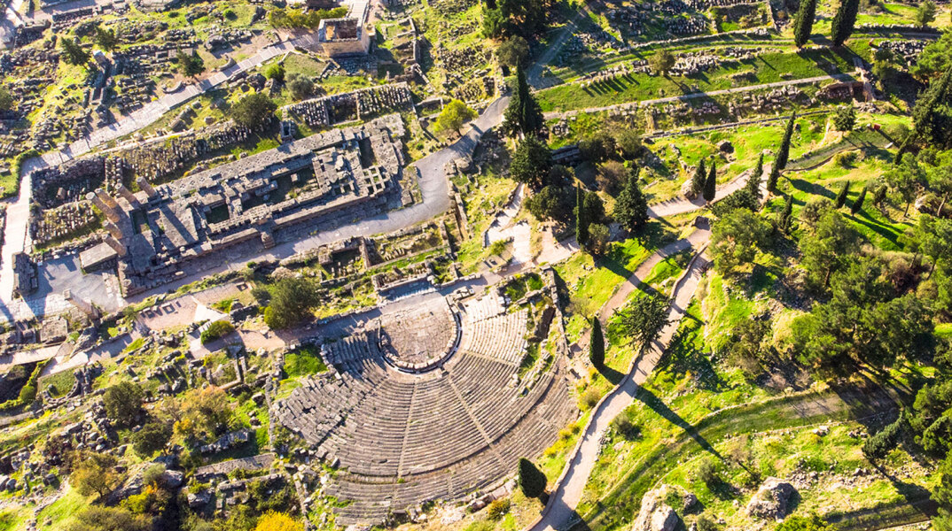 Πανοραμική άποψη του αρχαιολογικού χώρου των Δελφών