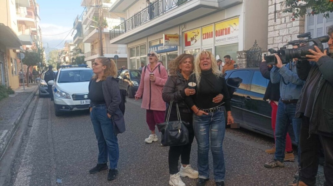 Συγγενείς του 31χρονου Μπάμπη έξω από το Αστυνομικό Τμήμα Μεσολογγίου όπου καταθέτει ο 50χρονος κρεοπώλης