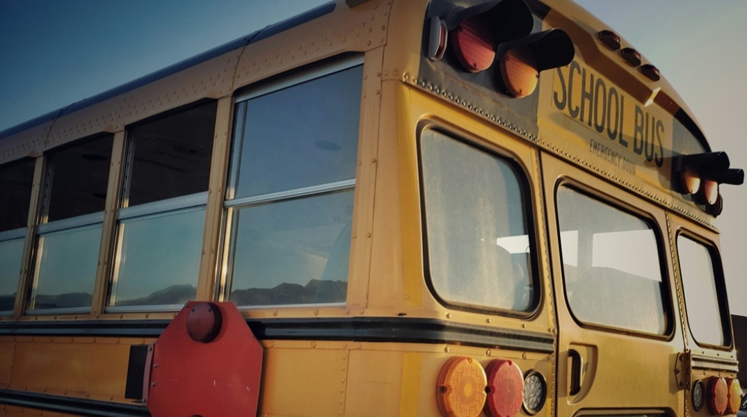 Όψεις από το πίσω μέρος σχολικού λεωφορείου