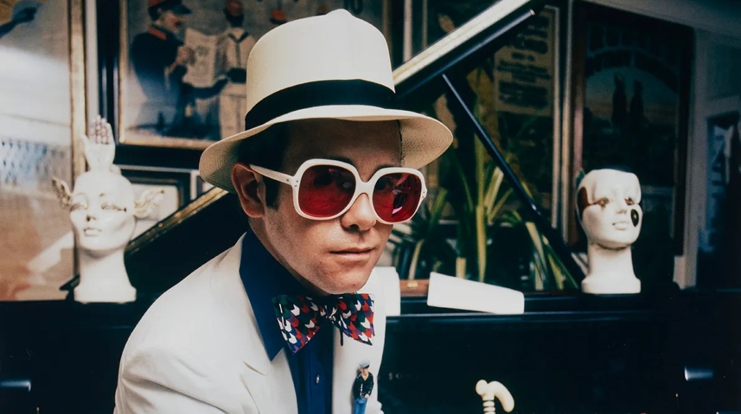 Ο Έλτον Τζον βγάζει τη συλλογή του σε δημοπρασία που αναμένεται να αποφέρει 10 εκατομμύρια δολάρια στον οίκο Christie’s