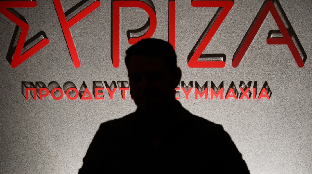 Η σκιά του Στέφανου Κασσελάκη μπροστά από το λογότυπο του ΣΥΡΙΖΑ