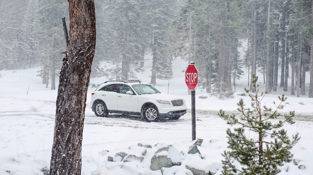 Χιόνια: Πώς τοποθετούμε τις αλυσίδες στις ρόδες αυτοκινήτου