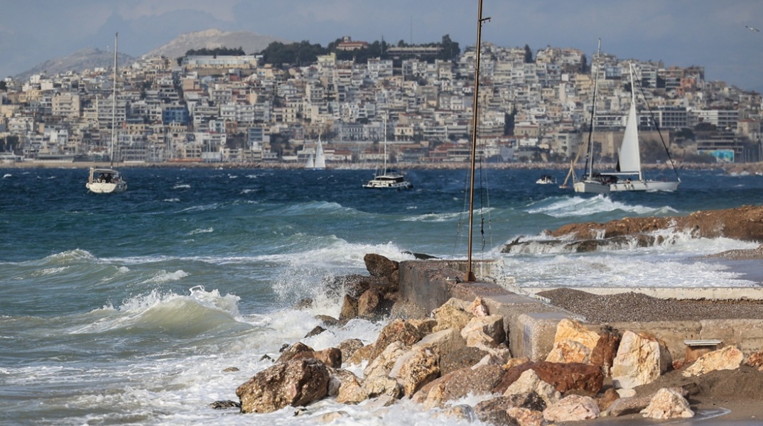 Κύματα στον Πειραιά