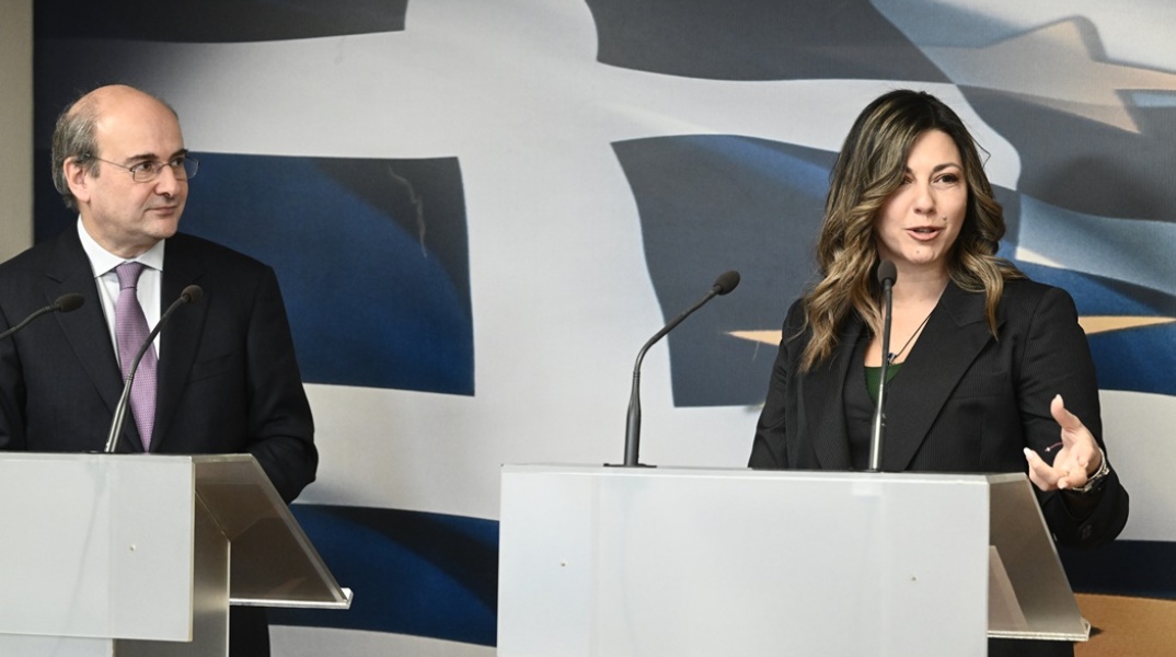 Η υπουργός Κοινωνικής Συνοχής και Οικογένειας, Σοφία Ζαχαράκη και ο υπουργός Οικονομικών, Κωστής Χατζηδάκης στις ανακοινώσεις για τα μέτρα στήριξης των νέων οικογενειών