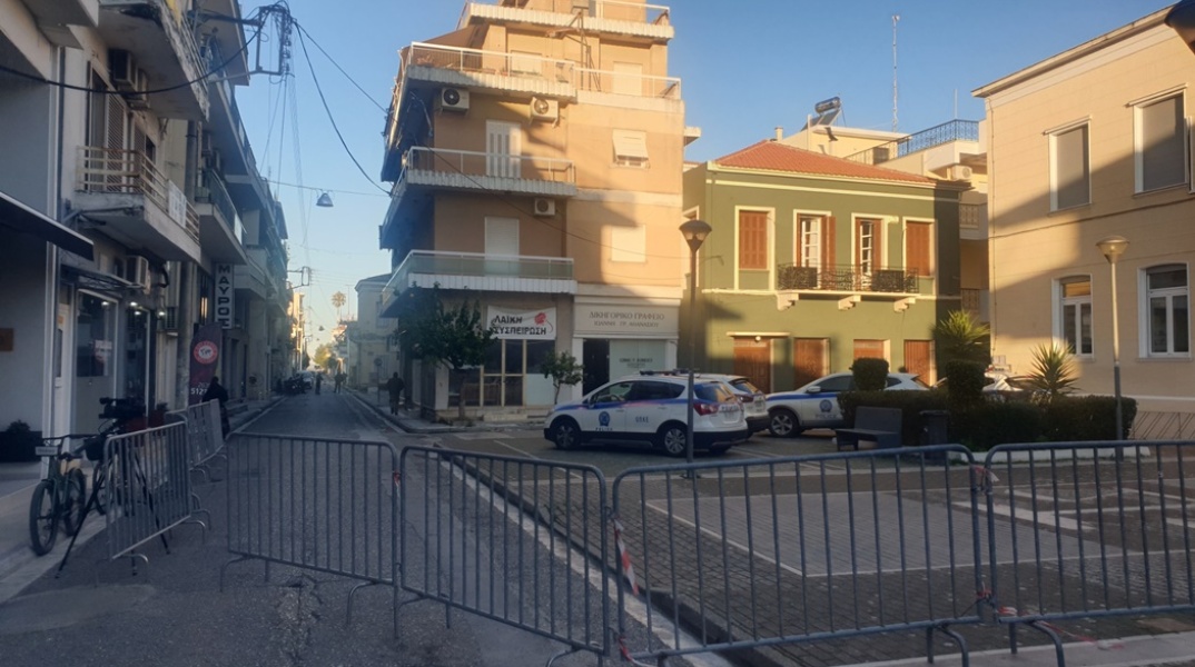 Κιγκλιδώματα έξω από το δικαστικό μέγαρο όπου θα απολογηθεί ο κρεοπώλης που κατηγορείται για τη δολοφονία του 31χρονου Μπάμπη