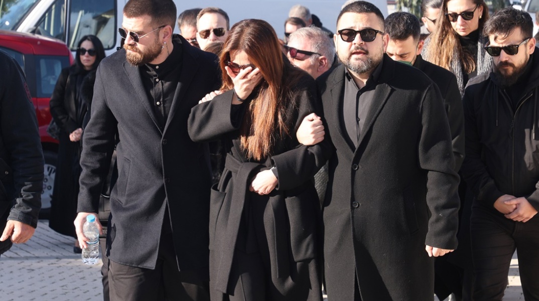 Η σύζυγος και οι δύο γιοι του Χάρη Κωστόπουλου στην κηδεία του τραγουδιστή