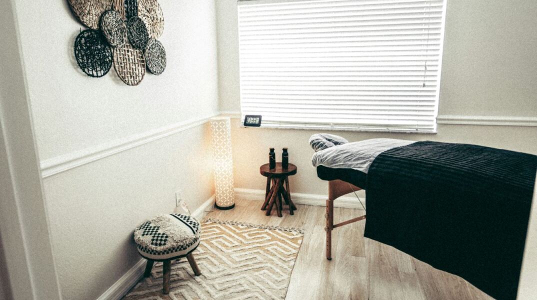 Τους έκλεινε ραντεβού για μασάζ και τους έκλεβε