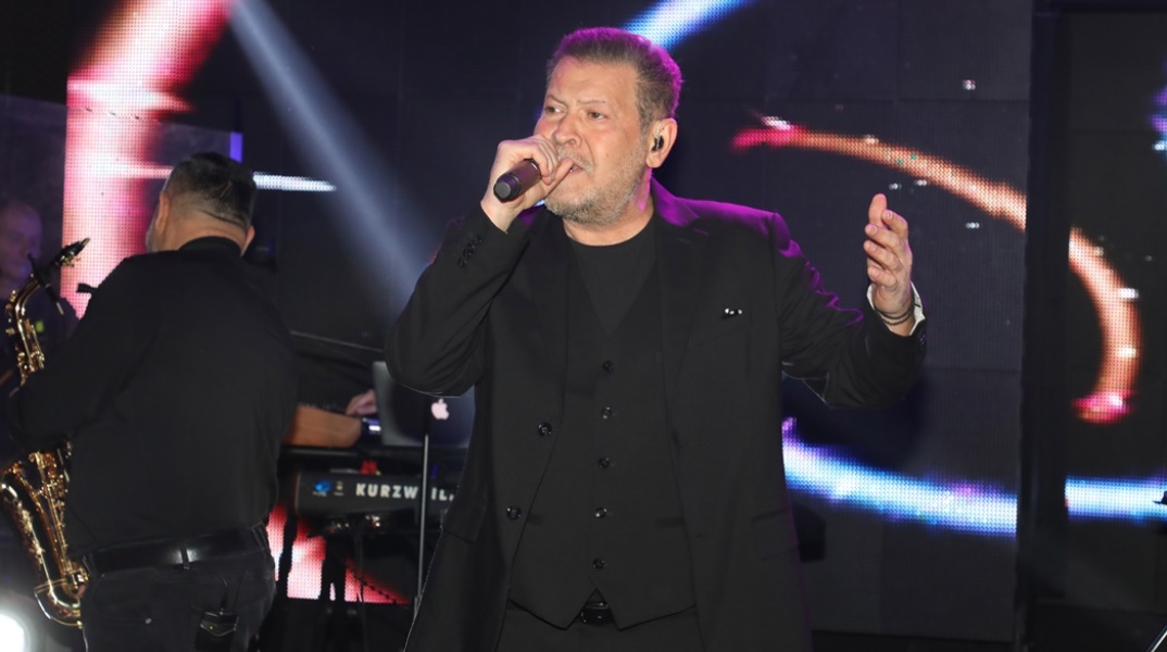 Ο τραγουδιστής Χάρης Κωστόπουλος 