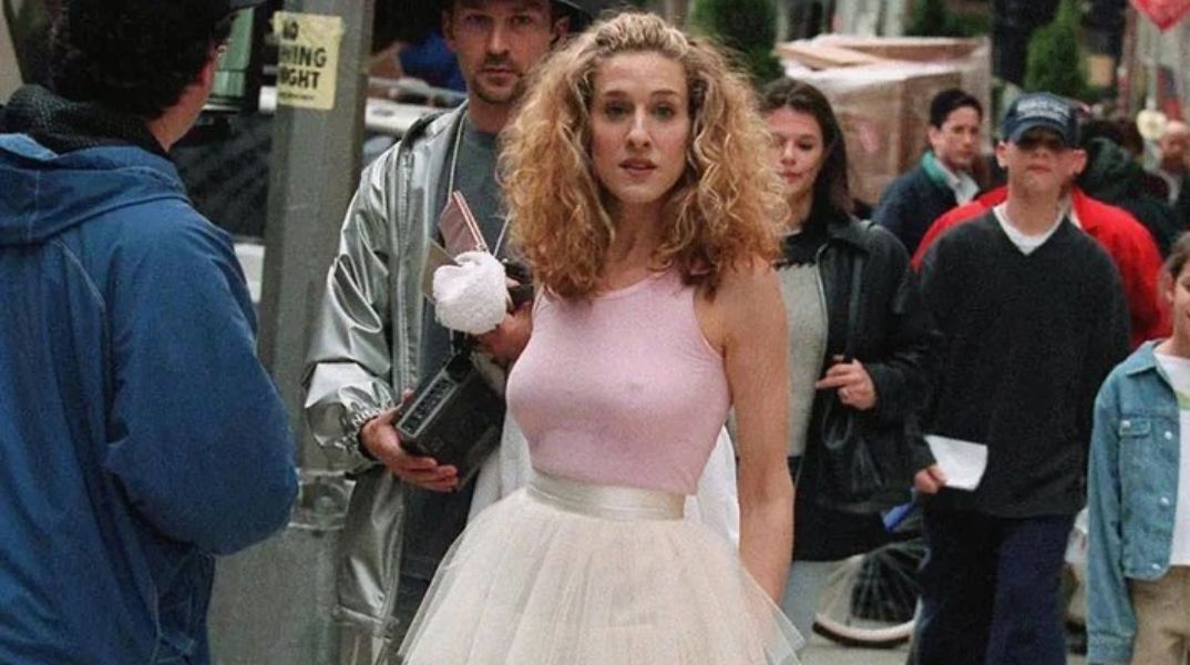 «Sex and the City»: Πωλήθηκε σε δημοπρασία φούστα της Σάρα Τζέσικα Πάρκερ ως Κάρι Μπράντσο - Η λευκή tutu αγοράστηκε αρχικά για 5 δολάρια.