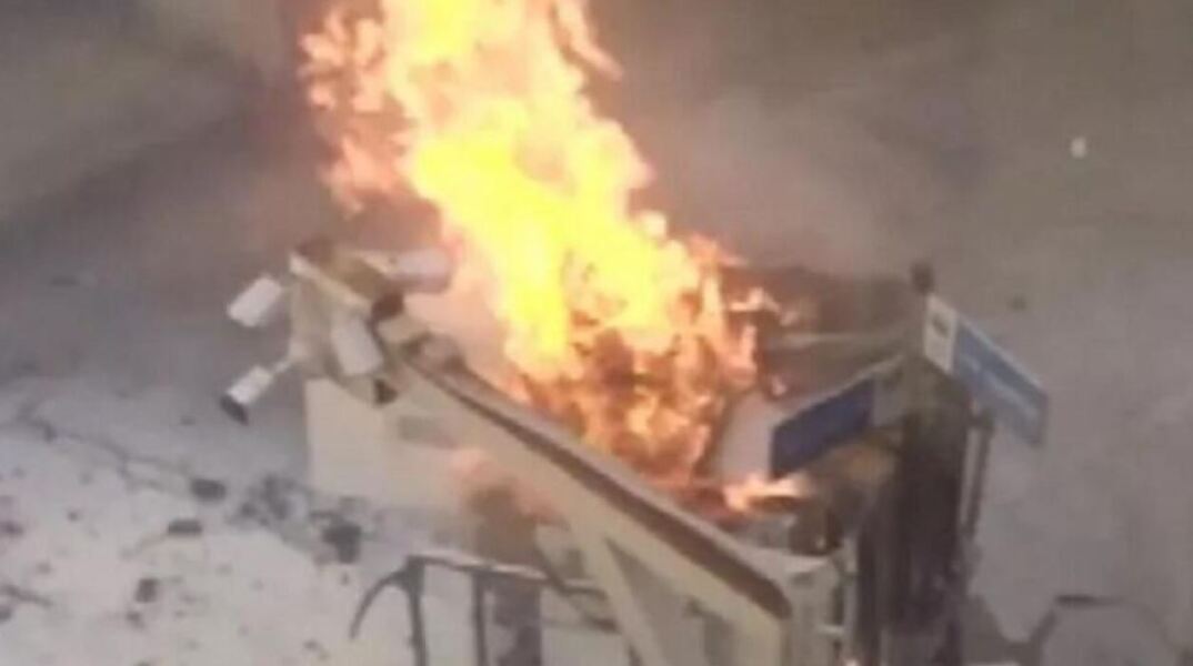 Φωτιά σε όχημα πάνω στην παραλιακή στο Φάληρο - Δείτε βίντεο