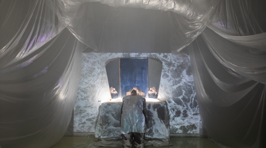 Από την περφόρμανς του Εμμανουήλ Κωνσταντινίδη στα Performance ROOMS 2024