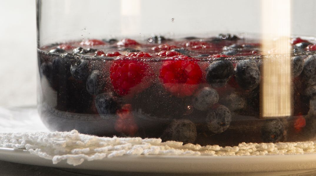 Ζελέ με λευκό κρασί, βανίλια και φρούτα του δάσους