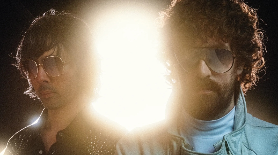 Οι Justice επιστρέφουν μετά από οκτώ χρόνια με το άλμπουμ «Hyperdrama» – Η συνεργασία με Tame Impala