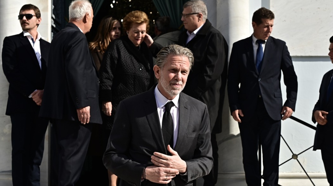 Ο Παύλος Γερουλάνος συγκινημένος πίσω από το φέρετρο της μητέρας του, Αιμιλίας Γερουλάνου