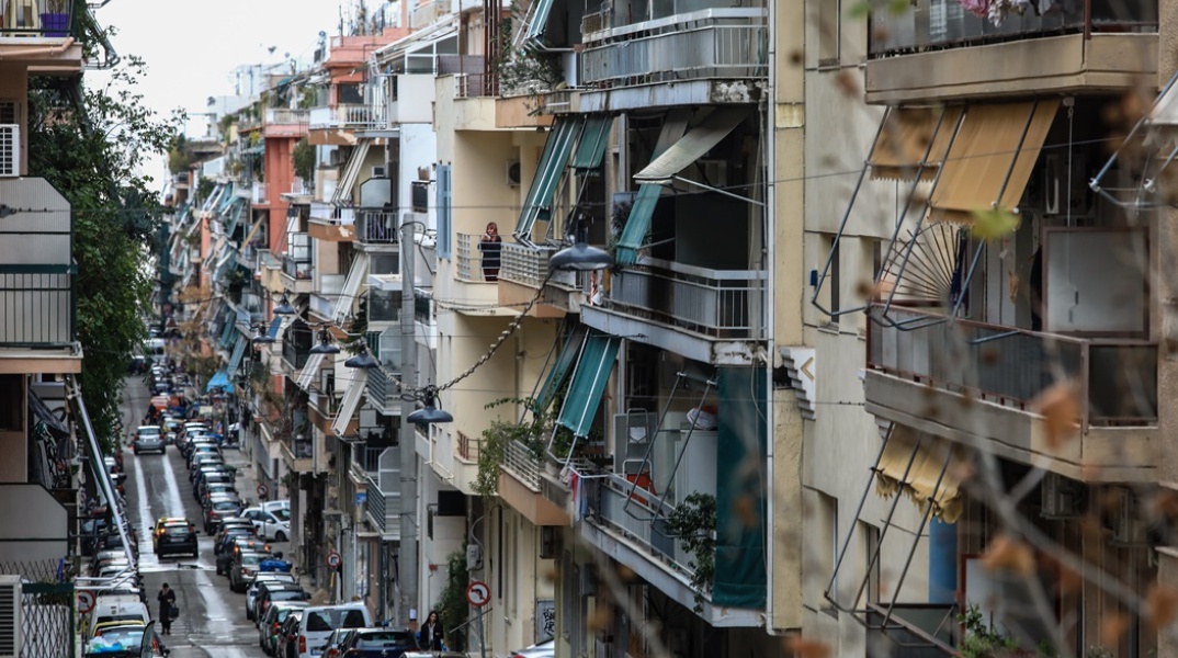 Μπαλκόνια πολυκατοικιών στο κέντρο της Αθήνας