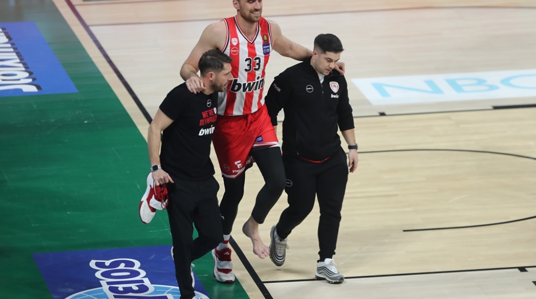 Ο Νίκολα Μιλουτίνοφ φεύγει υποβασταζόμενος από τον αγωνιστικό χώρο μετά τον τραυματισμό του